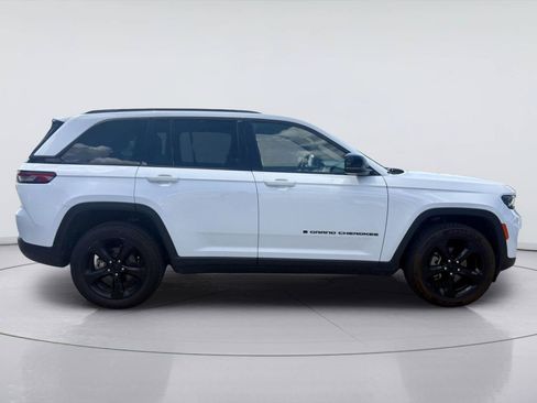 Used 2023 Jeep Grand Cherokee Altitude RWD image 2