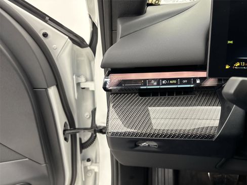 New 2026 BMW 550e xDrive w/ Premium Package image 31