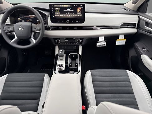 Used 2025 Mitsubishi Outlander SE AWD/4WD image 22