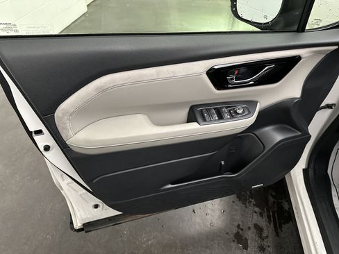 Used 2025 Subaru Forester Limited image 17