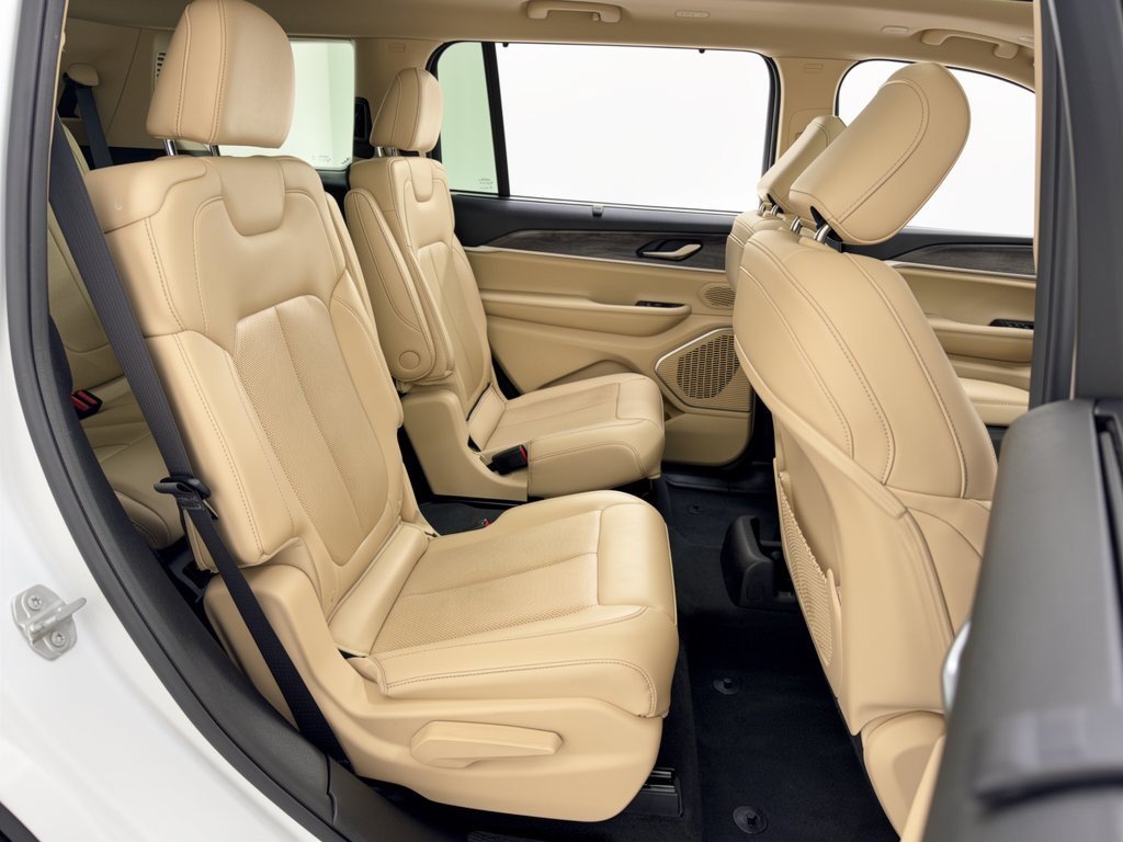 Used 2022 Jeep Grand Cherokee L Limited w/ Luxury Tech Group II RWD image 28