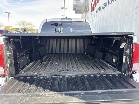 Used 2017 Toyota Tacoma TRD Sport w/ Premium & Technology Package image 10