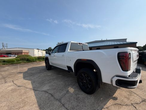 Used 2025 GMC Sierra 2500 AT4 w/ Technology Package AWD/4WD image 8
