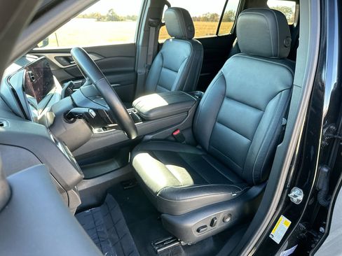 Used 2024 Chevrolet Traverse LT image 11