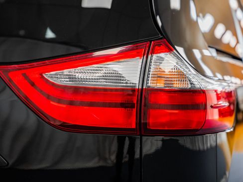 Used 2020 Toyota Sienna L image 14