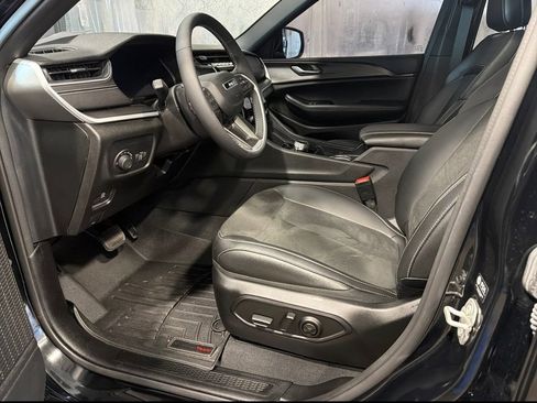Used 2024 Jeep Grand Cherokee Altitude AWD/4WD image 3