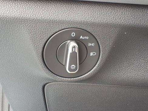 Certified 2025 Volkswagen Jetta SE image 18