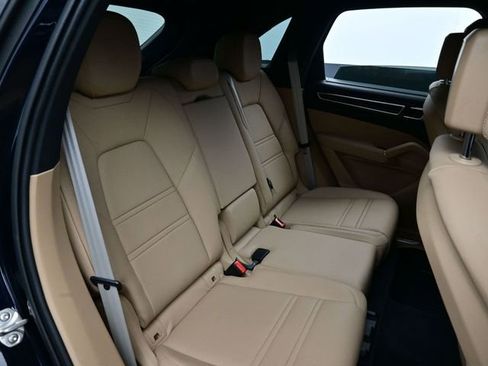 Certified 2023 Porsche Cayenne Platinum Edition image 16