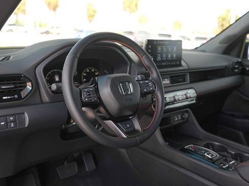 Used 2025 Honda Pilot TrailSport image 2