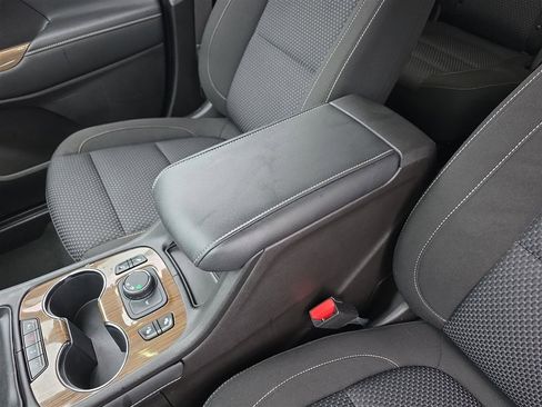 Used 2022 GMC Acadia SLE w/ Driver Convenience Package FWD image 19