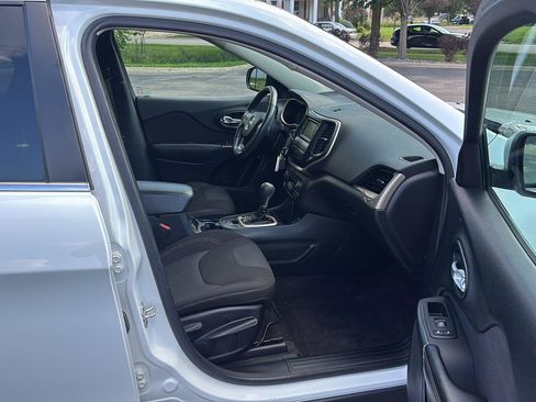 Used 2016 Jeep Cherokee Latitude FWD image 21