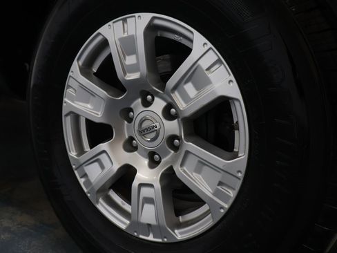 Used 2018 Nissan Titan SV image 27