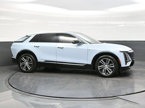 Certified 2024 Cadillac Lyriq Luxury AWD/4WD image 8