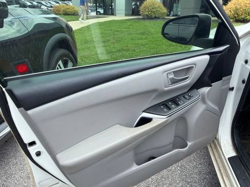 Used 2017 Toyota Camry SE FWD image 7