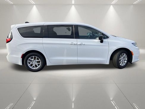 New 2026 Chrysler Pacifica Select image 10