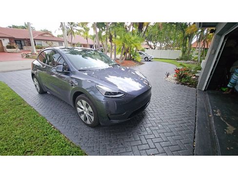 Used 2023 Tesla Model Y 2WD image 2