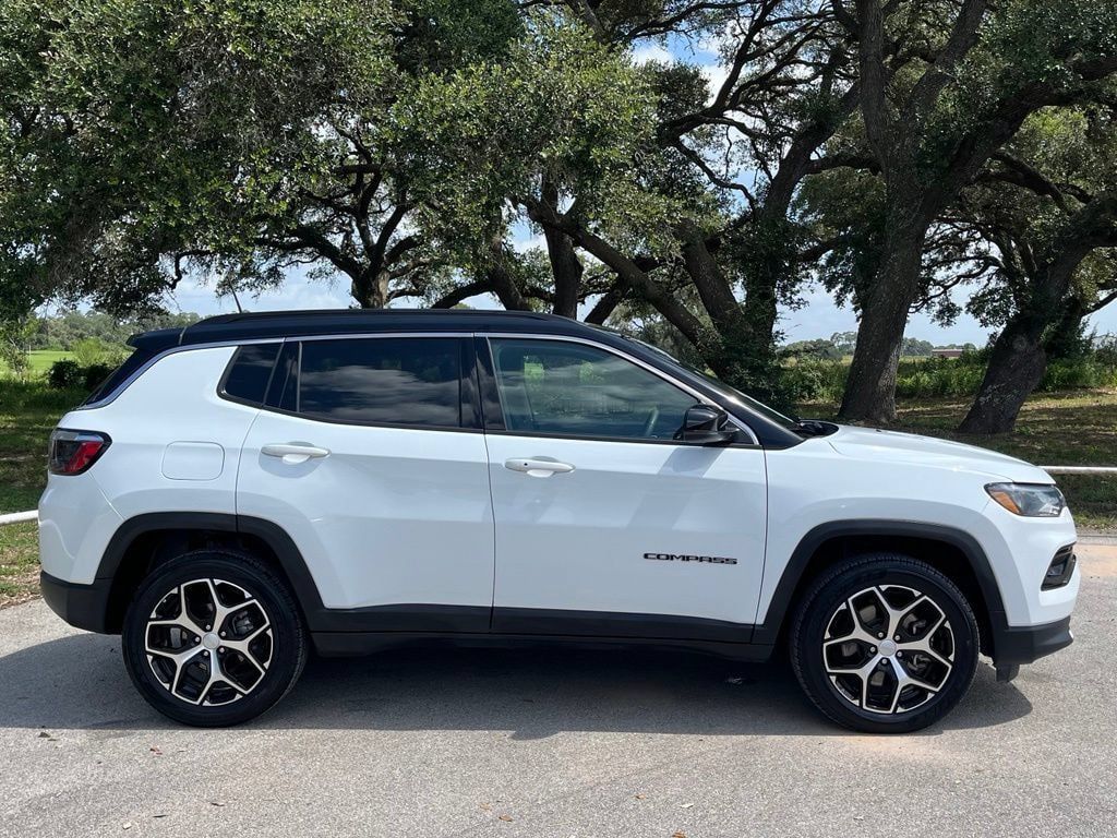 Used 2024 Jeep Compass Limited AWD/4WD image 4