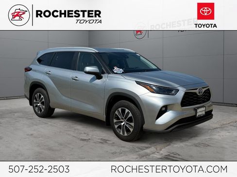 Used 2023 Toyota Highlander XLE AWD/4WD image 1