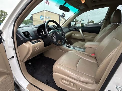 Used 2013 Toyota Highlander SE image 2