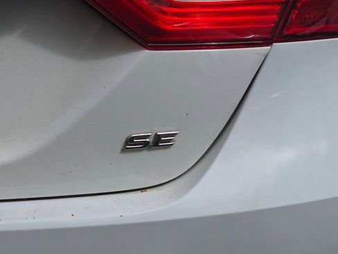 Used 2020 Toyota Camry SE image 4