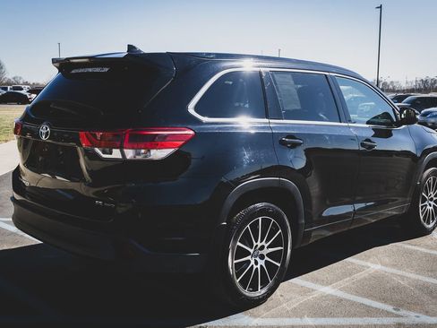 Used 2018 Toyota Highlander SE w/ Carpet Mat Package (TMS) image 11