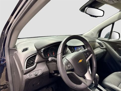Used 2022 Chevrolet Trax LT w/ LT Convenience Package image 11