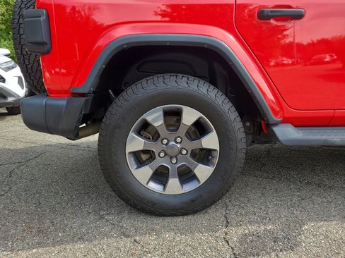 Used 2018 Jeep Wrangler Unlimited Sahara image 12