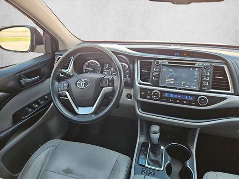 Used 2016 Toyota Highlander XLE AWD/4WD image 3