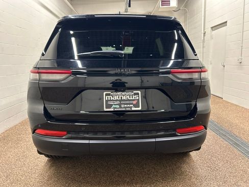 Used 2024 Jeep Grand Cherokee Altitude AWD/4WD image 8