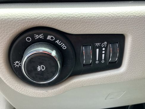 Used 2019 Chrysler Pacifica Touring-L FWD image 14