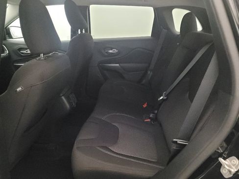 Used 2021 Jeep Cherokee Latitude AWD/4WD image 18