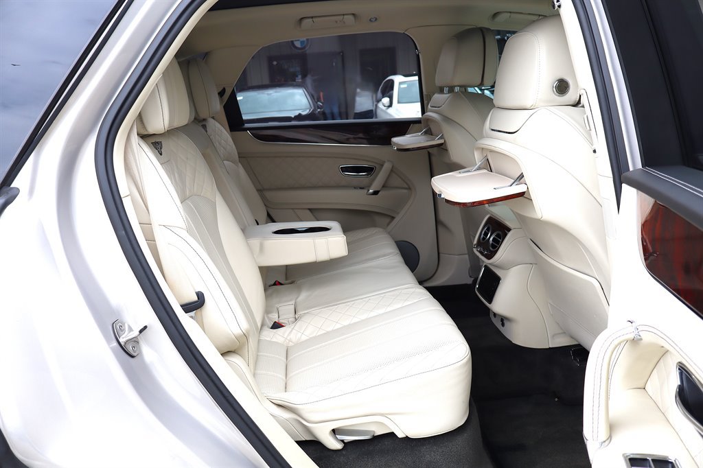 Used 2017 Bentley Bentayga AWD/4WD image 30