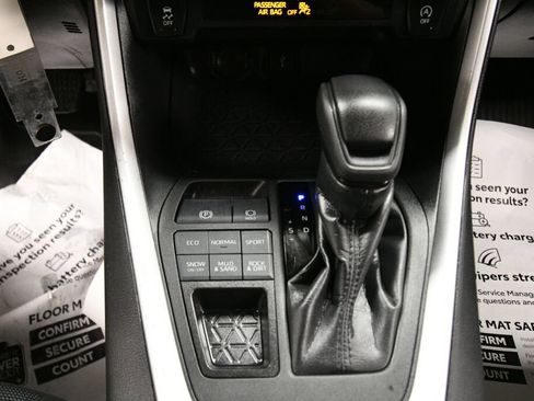 Used 2022 Toyota RAV4 LE AWD/4WD image 16