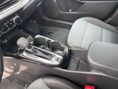 Used 2025 Chevrolet Trax LT w/ LT Convenience Package image 42