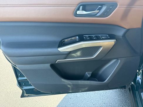 Used 2024 Nissan Pathfinder Platinum w/ Black Appearance Package image 12