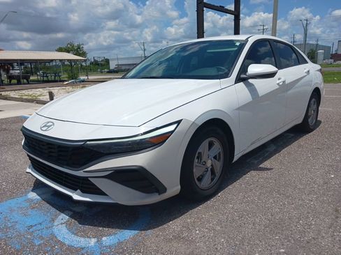 Used 2025 Hyundai Elantra SE FWD image 7