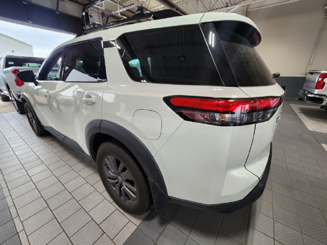 Used 2022 Nissan Pathfinder SV w/ SV Premium Package AWD/4WD image 4