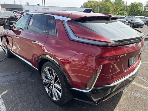 Used 2024 Cadillac Lyriq Luxury AWD/4WD image 3
