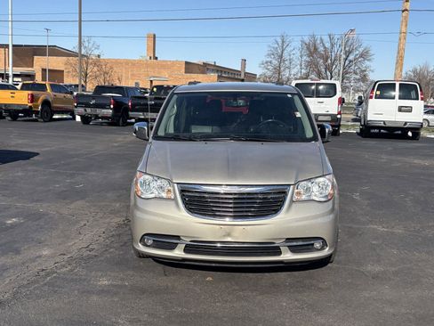 Used 2015 Chrysler Town & Country Touring-L w/ Driver Convenience Group image 18
