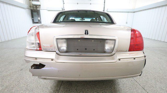 Used 2003 Lincoln Town Car Executive RWD image 8