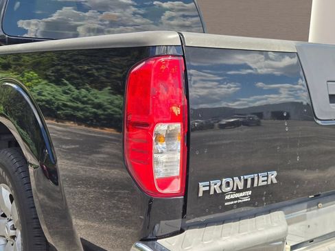 Used 2011 Nissan Frontier SV RWD image 10