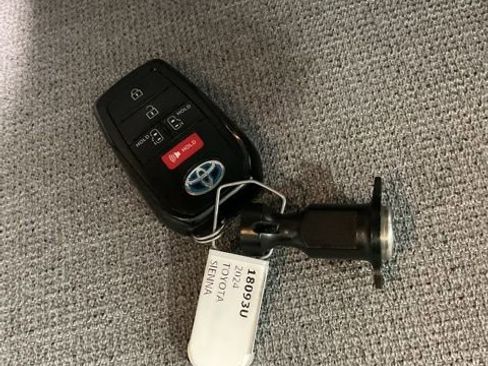 Used 2024 Toyota Sienna LE image 21