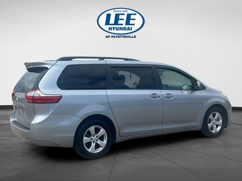 Used 2016 Toyota Sienna LE FWD image 2