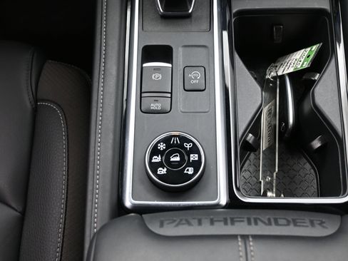 Used 2025 Nissan Pathfinder SL image 39