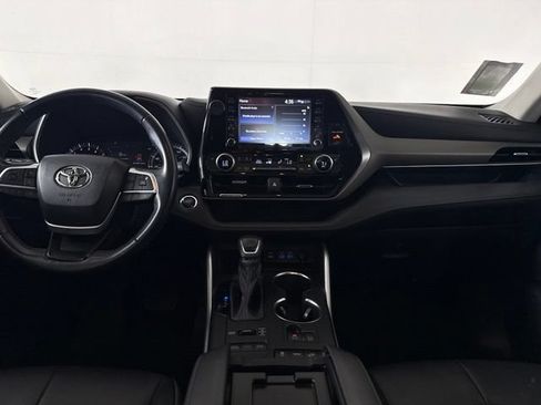 Used 2022 Toyota Highlander XLE AWD/4WD image 35