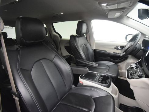 Used 2023 Chrysler Pacifica Touring-L FWD image 18