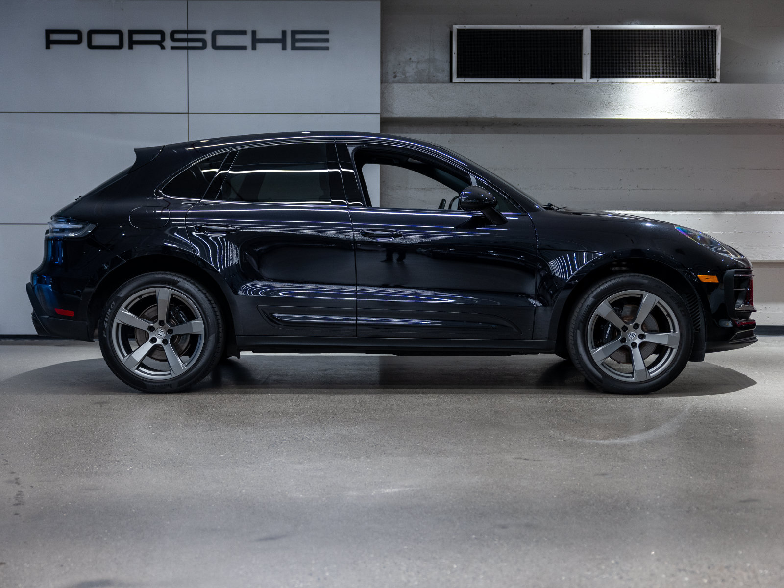 Certified 2023 Porsche Macan S AWD/4WD image 9