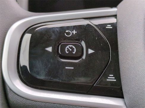 Used 2022 Volvo XC60 B5 Inscription w/ Climate Package image 24