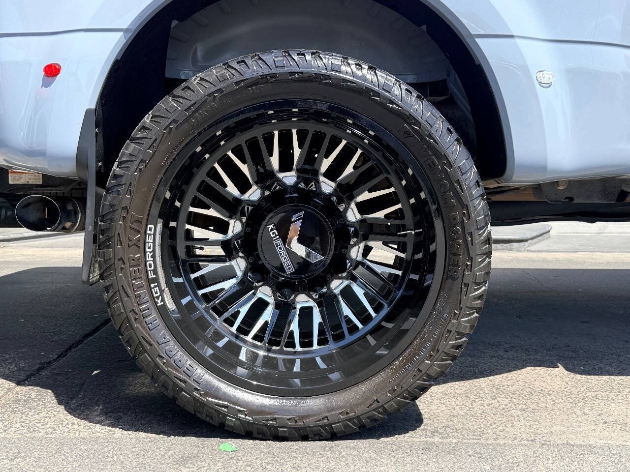 Used 2025 Ford F350 Platinum w/ FX4 Off-Road Package AWD/4WD image 13