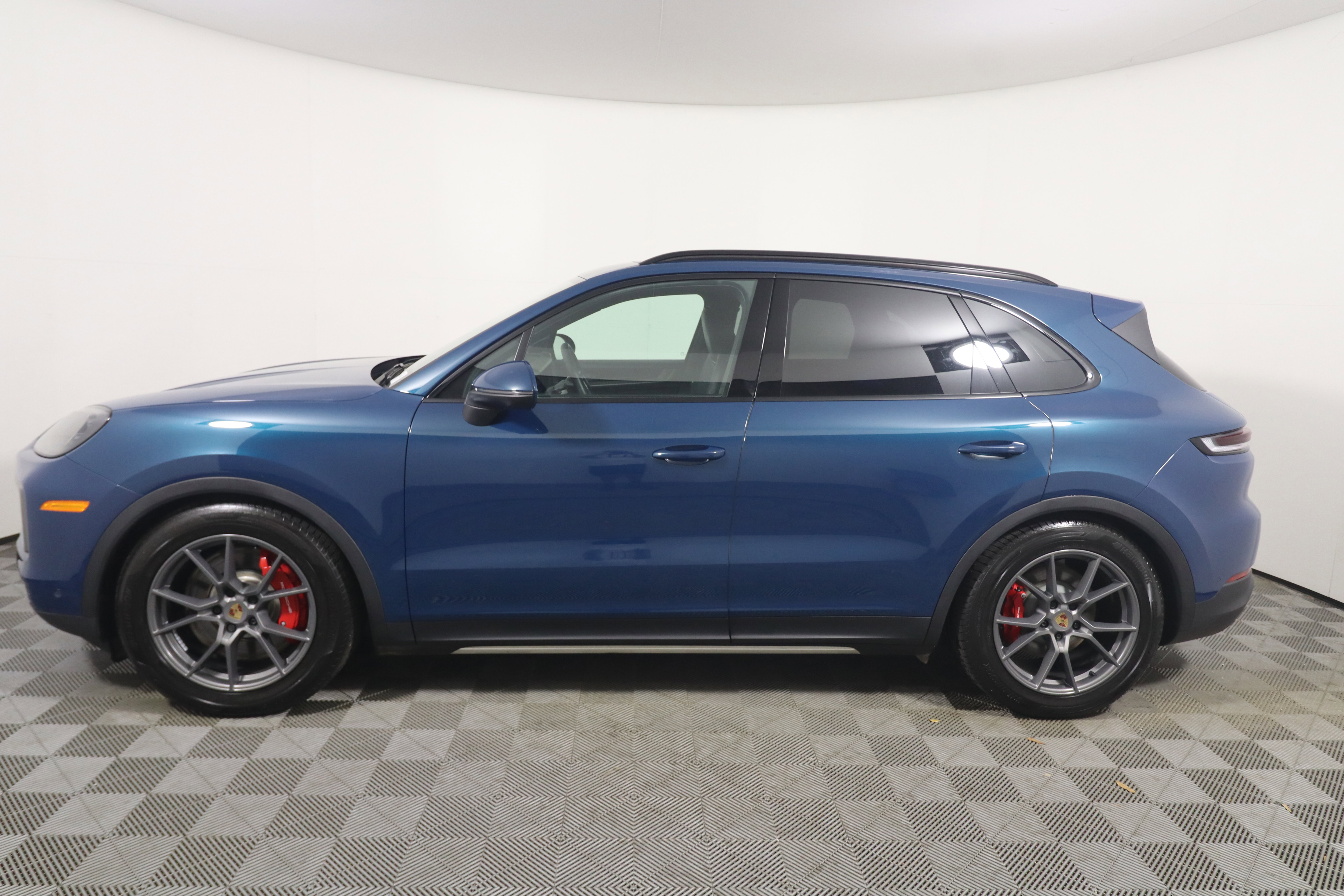 Used 2025 Porsche Cayenne S AWD/4WD image 2